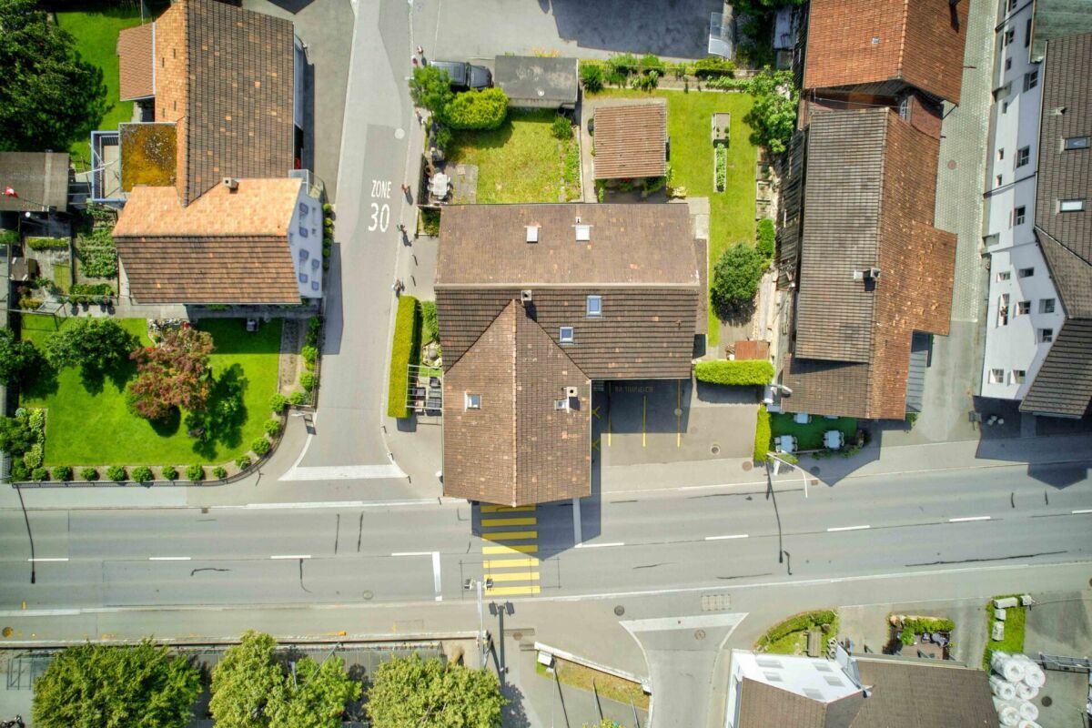 Luftaufnahme einer Wohnsiedlung mit Straßenkreuzung