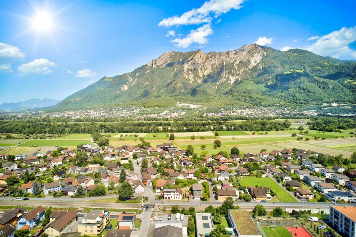 Bergpanorama über einer Siedlung