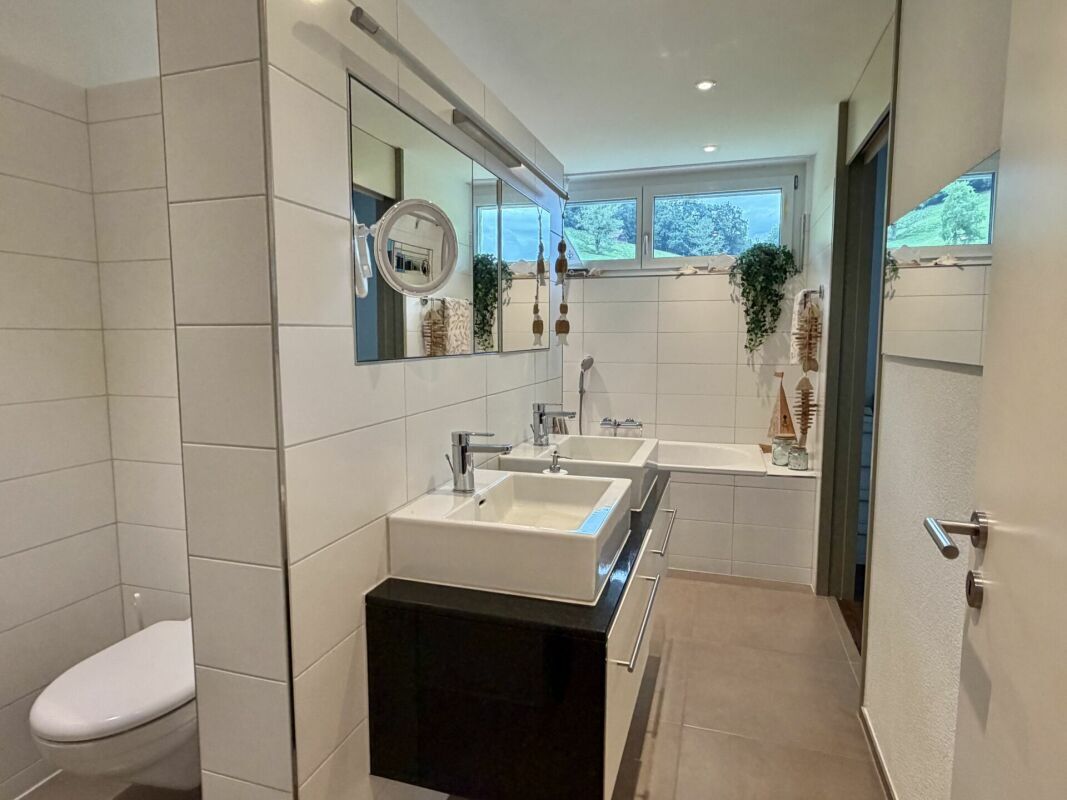 Helles modernes Badezimmer mit Doppelwaschbecken