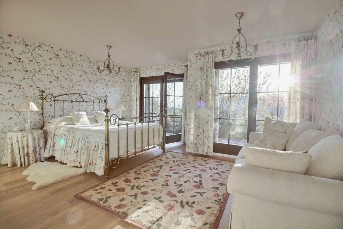 Romantisches Schlafzimmer mit floralen Mustern
