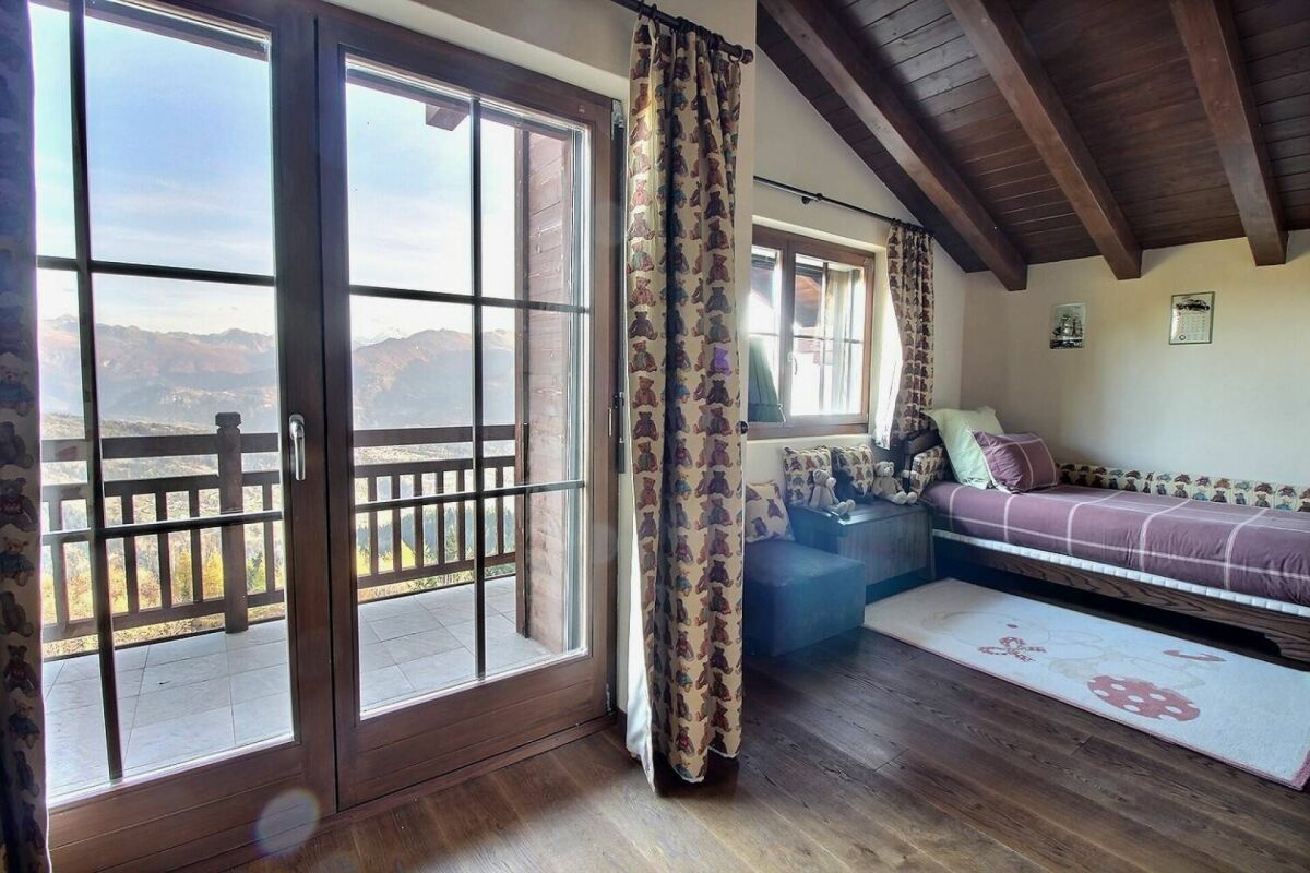 Gemütliches Schlafzimmer mit Bergblick