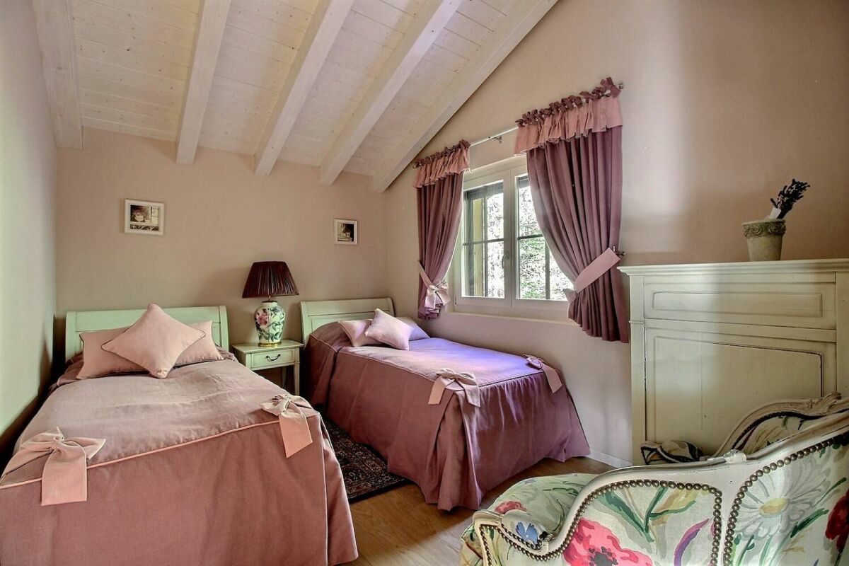Doppelbettzimmer mit rosa Textilien