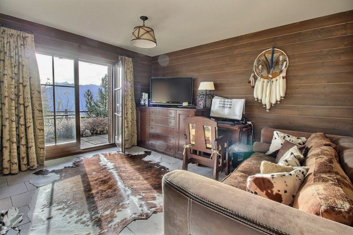 Gemütliches Wohnzimmer mit Alpenblick