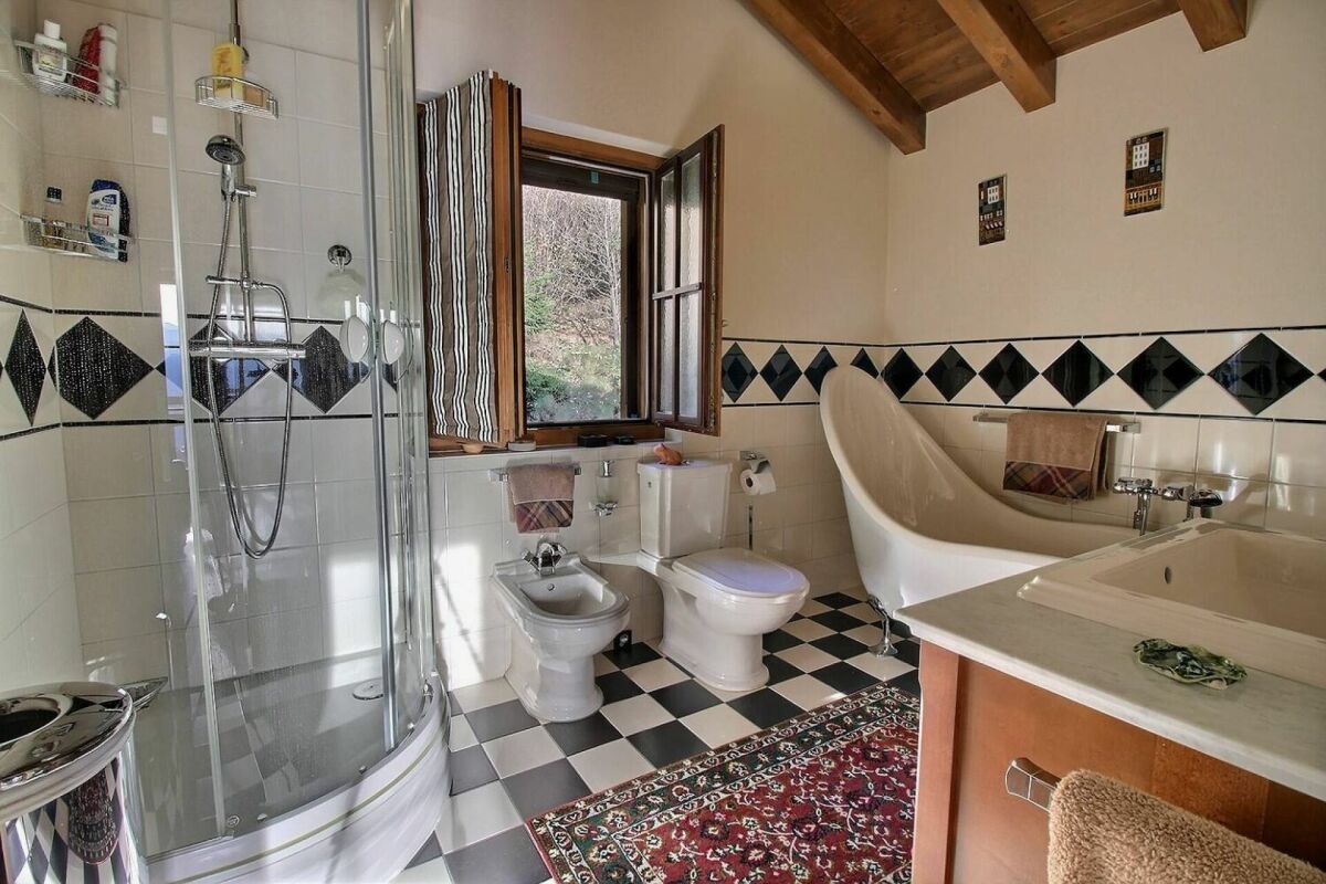 Badezimmer mit Badewanne und Duschkabine