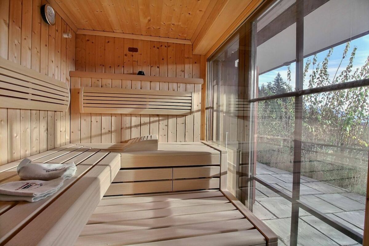 Sauna-Innenraum mit Glasfront