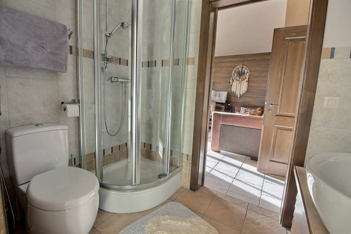 Badezimmer mit Dusche und WC