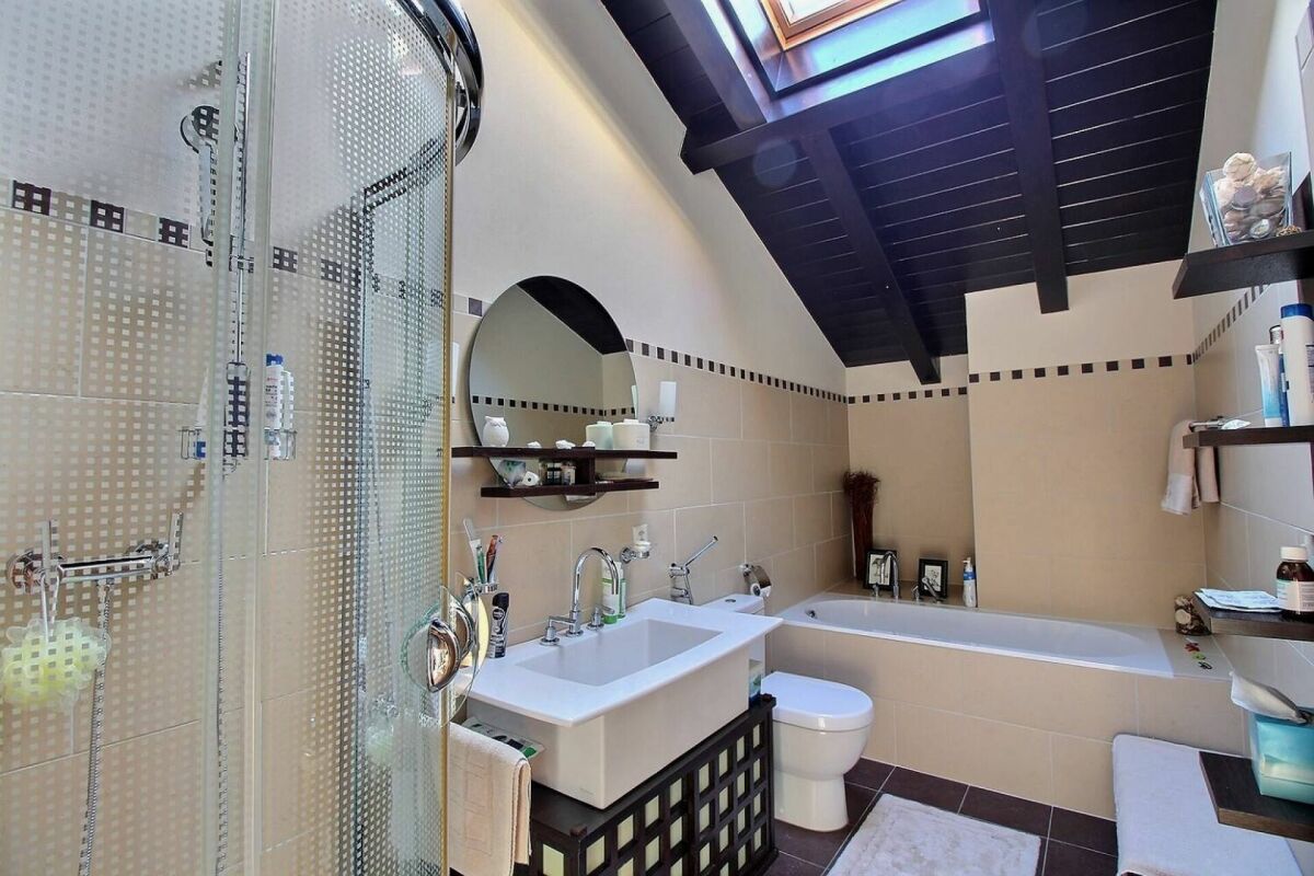 Badezimmer mit Dachfenster