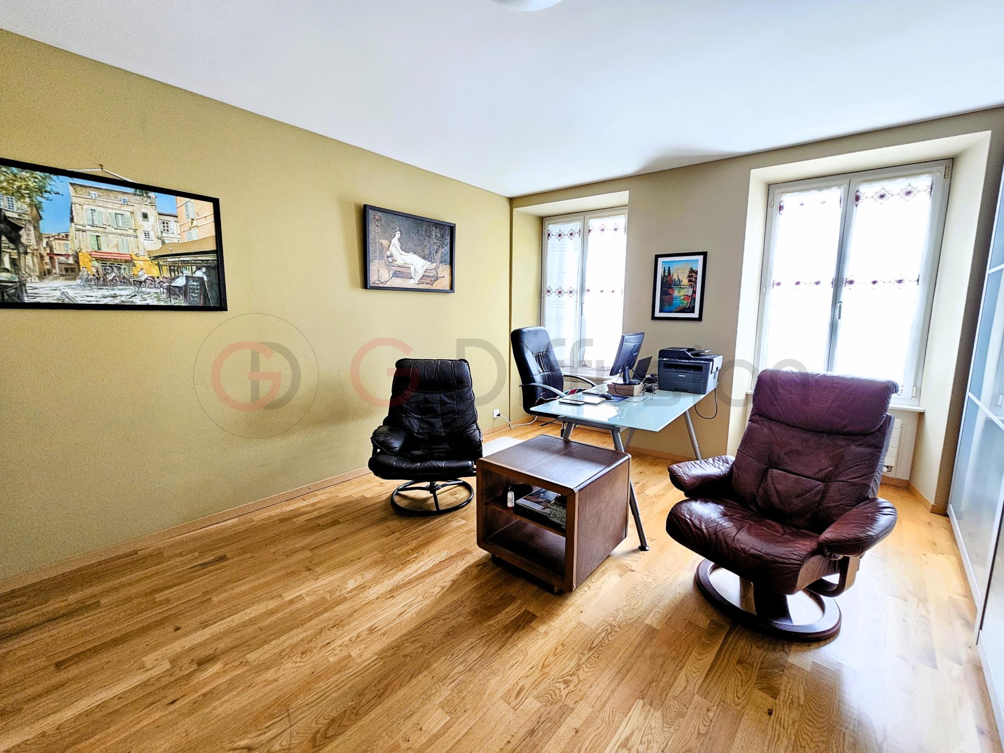 Helles Arbeitszimmer mit Fensterfront
