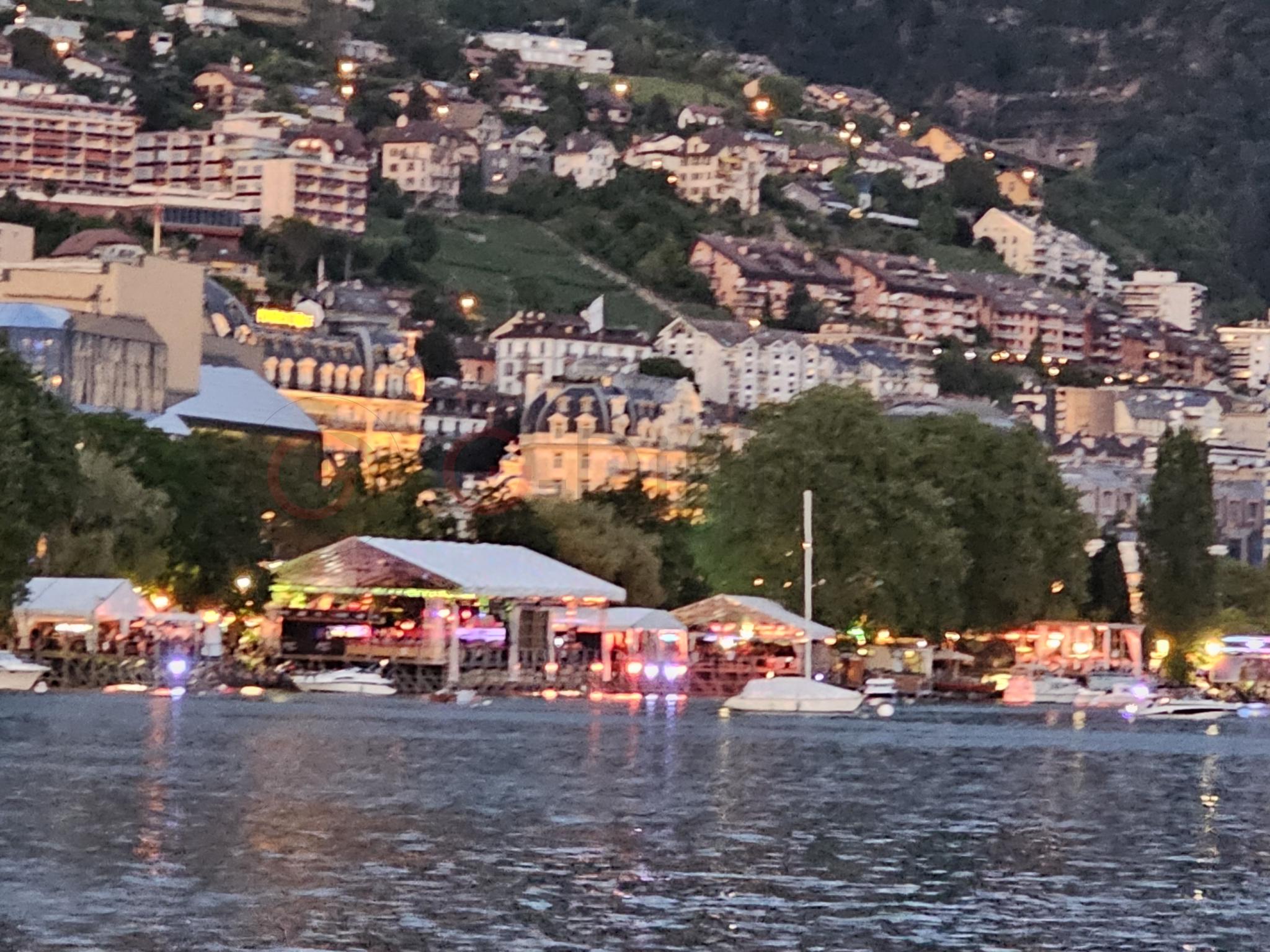 Uferpromenade an einem See in der Abenddämmerung