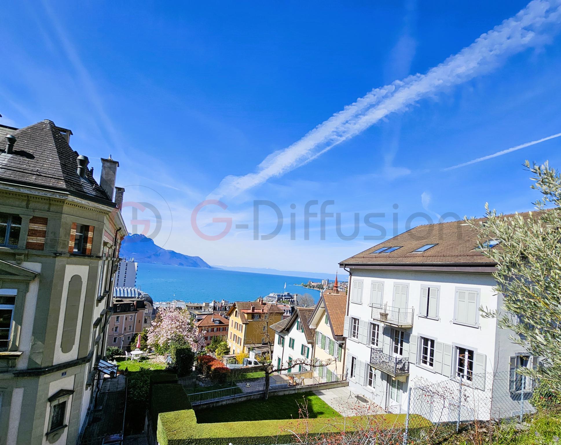 See mit Stadt- und Bergblick