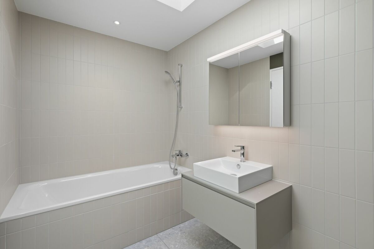 Modernes Badezimmer mit Badewanne und Waschtisch