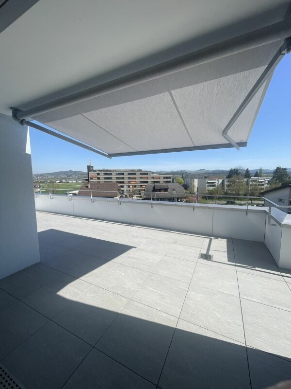 Große Dachterrasse mit Sonnenschutz