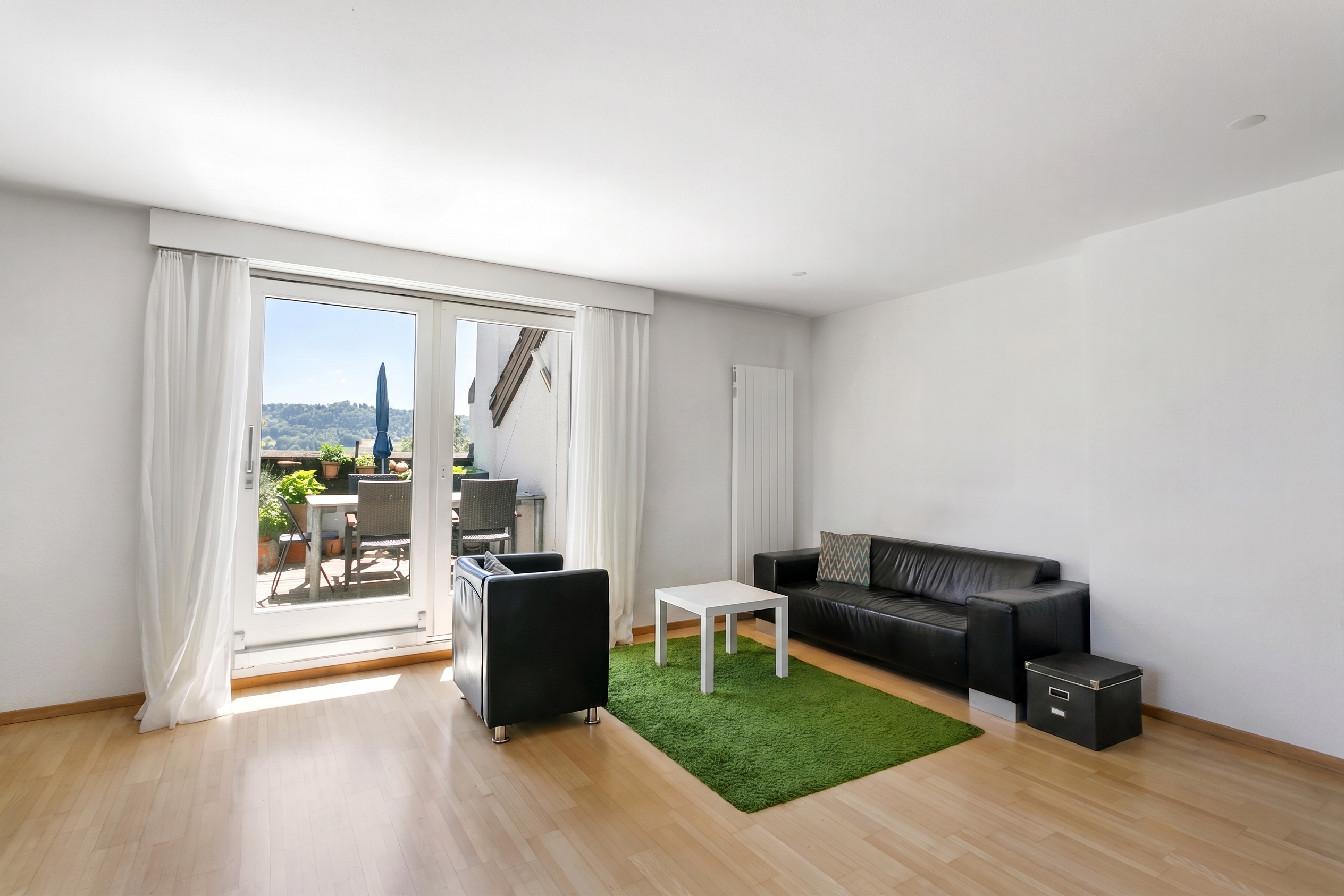 Helles Wohnzimmer mit Zugang zur Terrasse