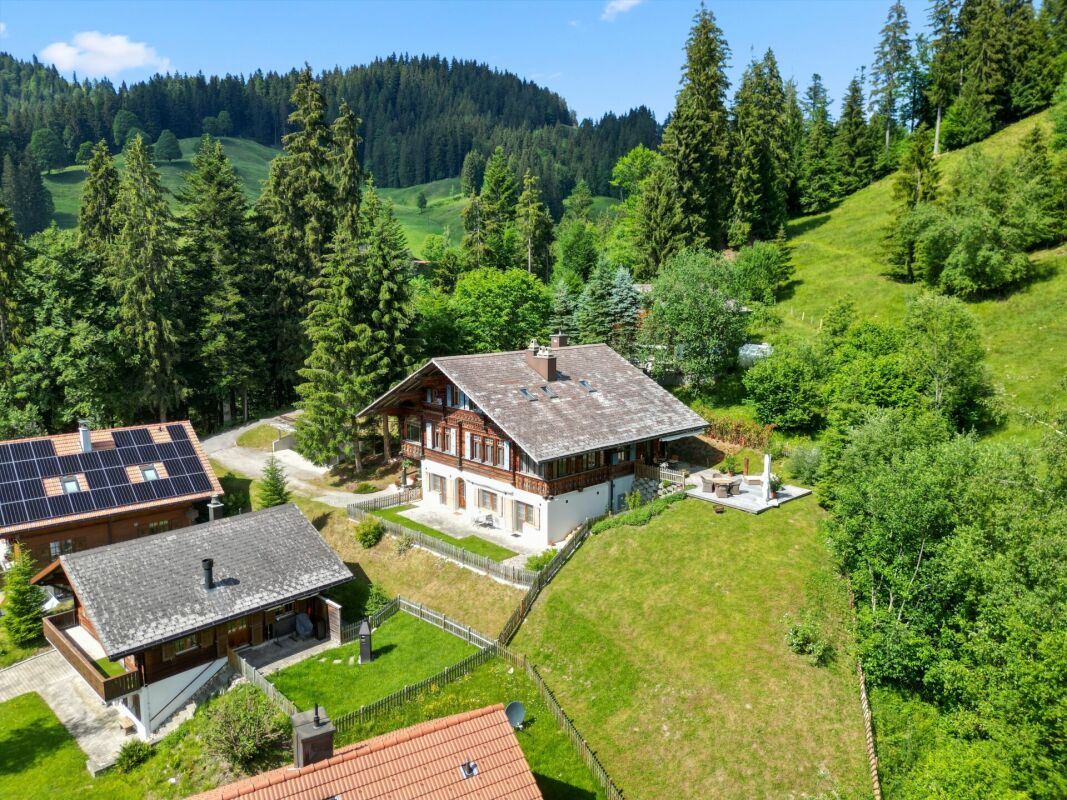 Alpine Berganwesen mit mehreren Gebäuden