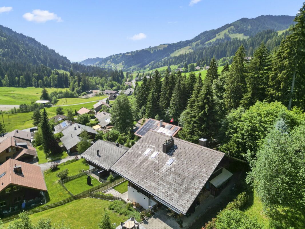 Alpines Haus mit Bergpanorama