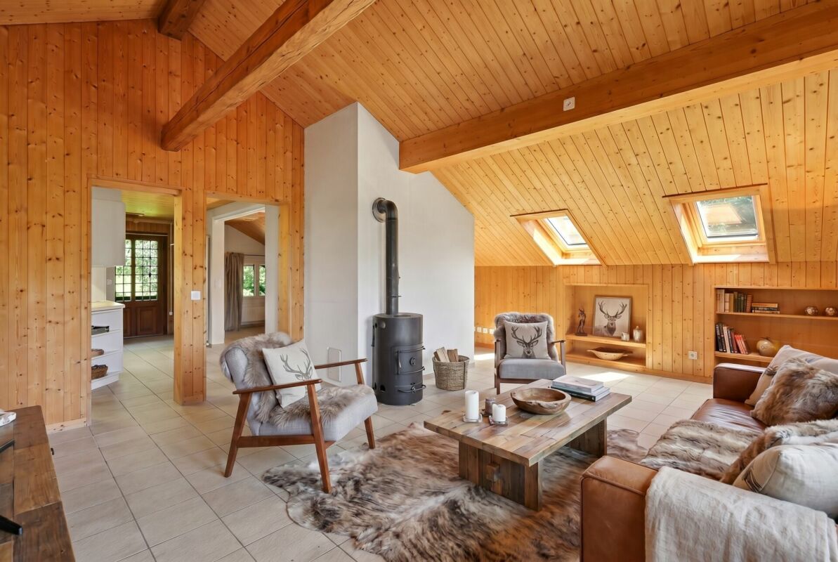Gemütliches Chalet-Wohnzimmer mit Holzverkleidung