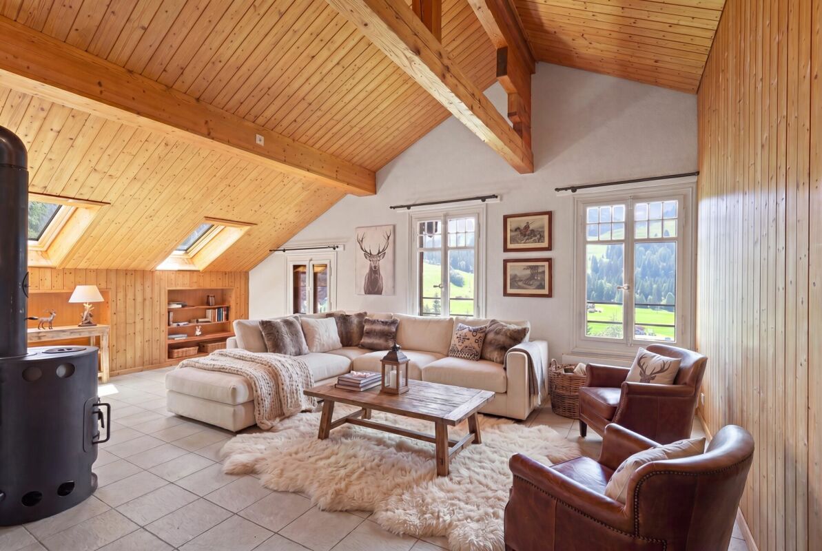 Gemütliches Dachgeschoss-Wohnzimmer im Chalet-Stil