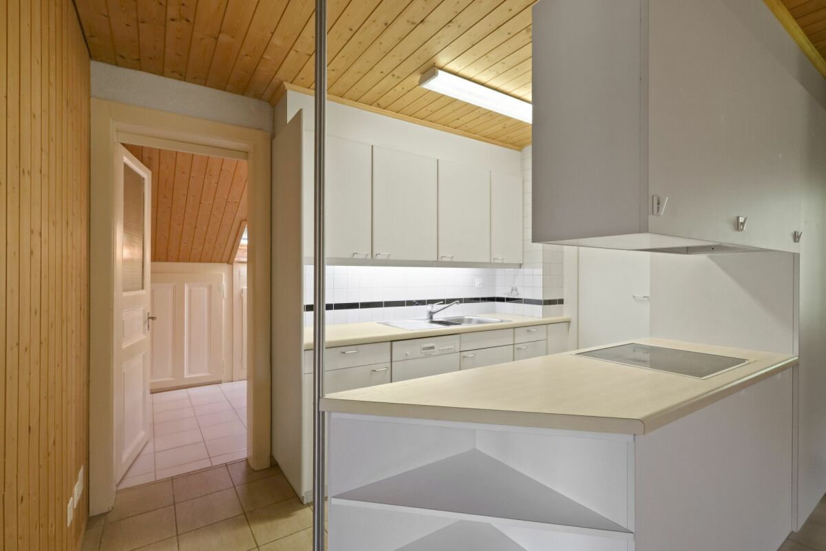 Kleine Küche mit Holzdecke