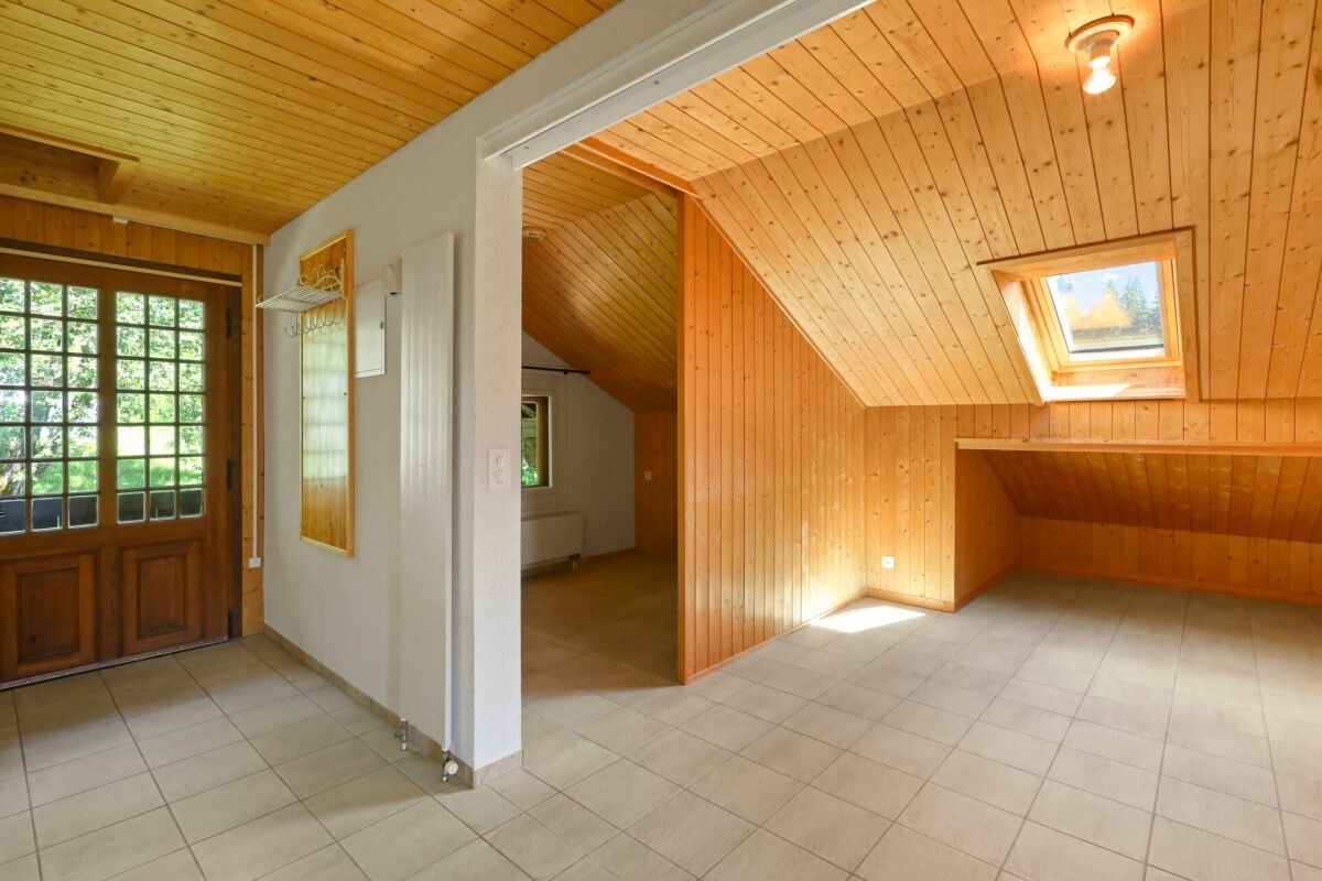 Holzvertäfelter Innenraum mit Dachschräge