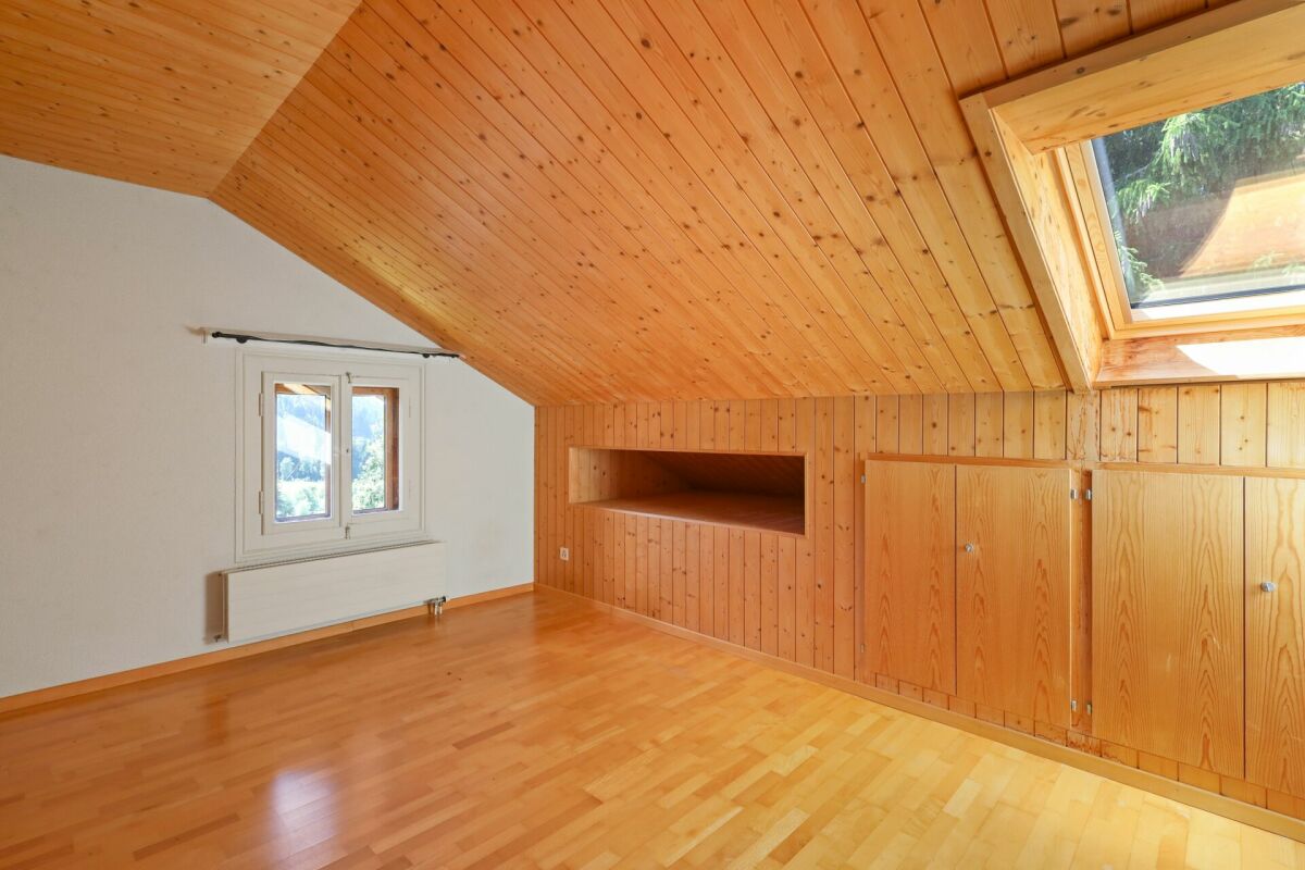 Dachzimmer mit Holzverkleidung