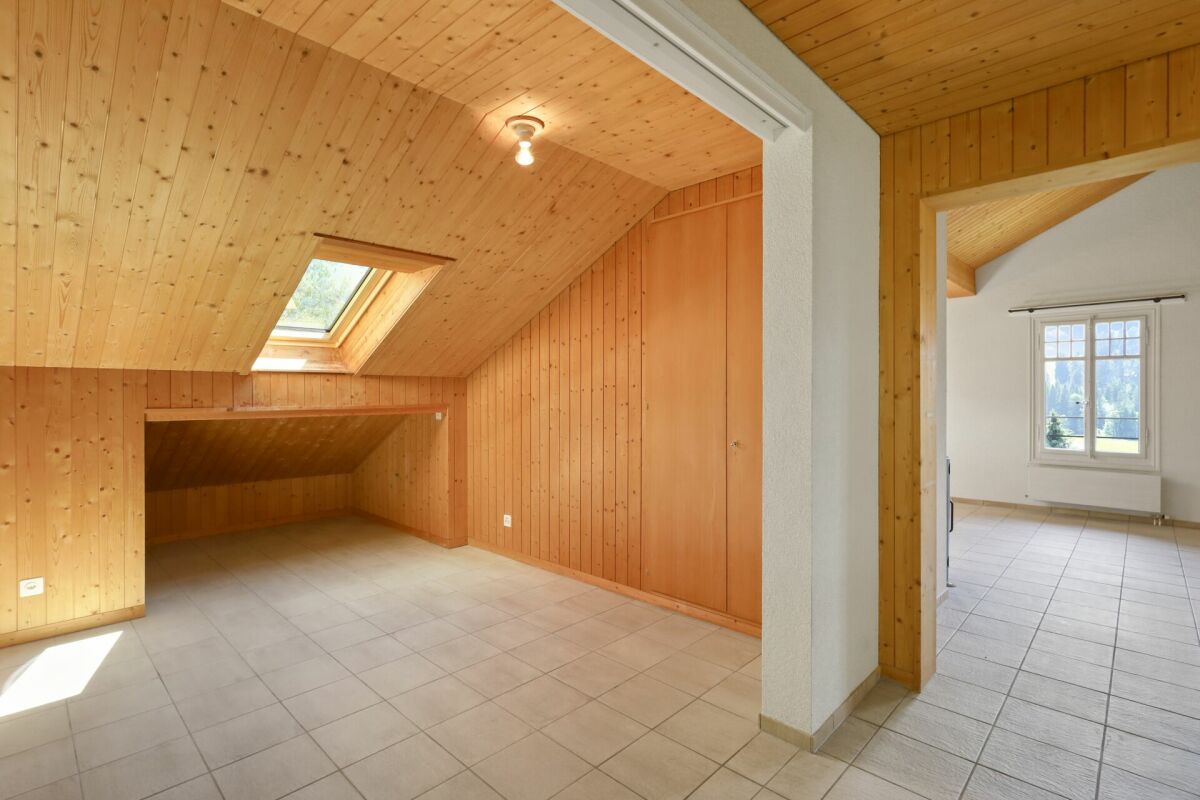 Ausgebauter Dachraum mit Holzverkleidung