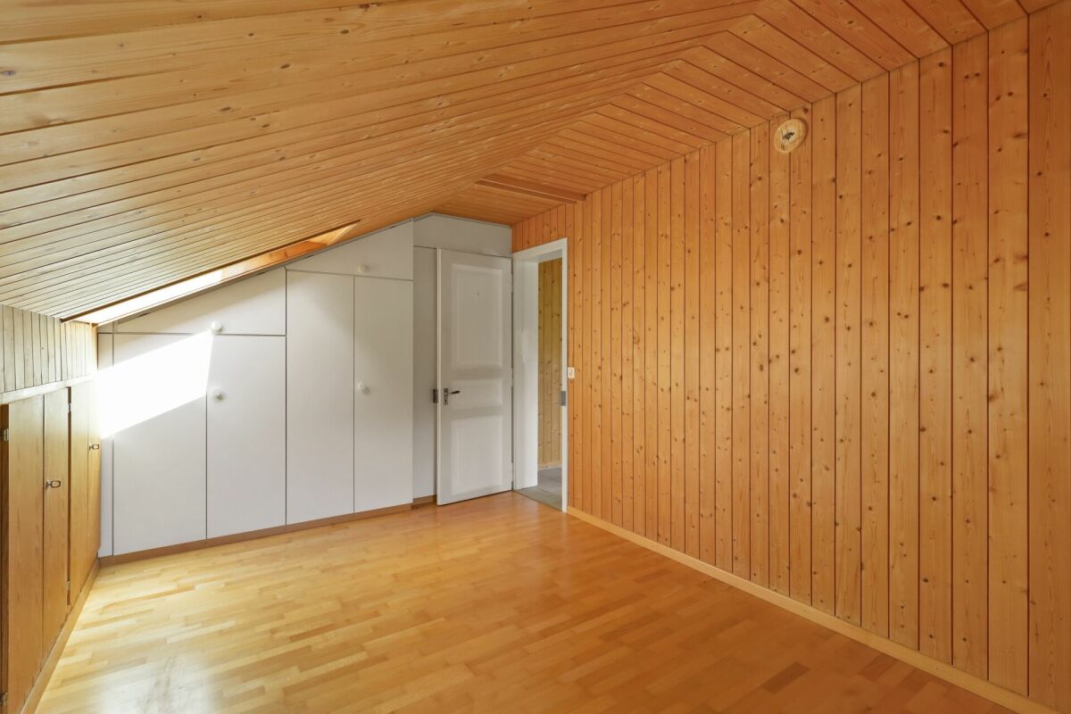 Dachzimmer mit Holzverkleidung