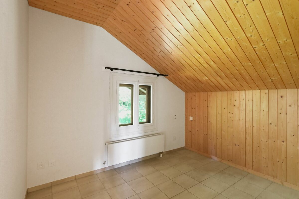 Ausgebauter Dachraum mit Holzdecke und Fliesenboden