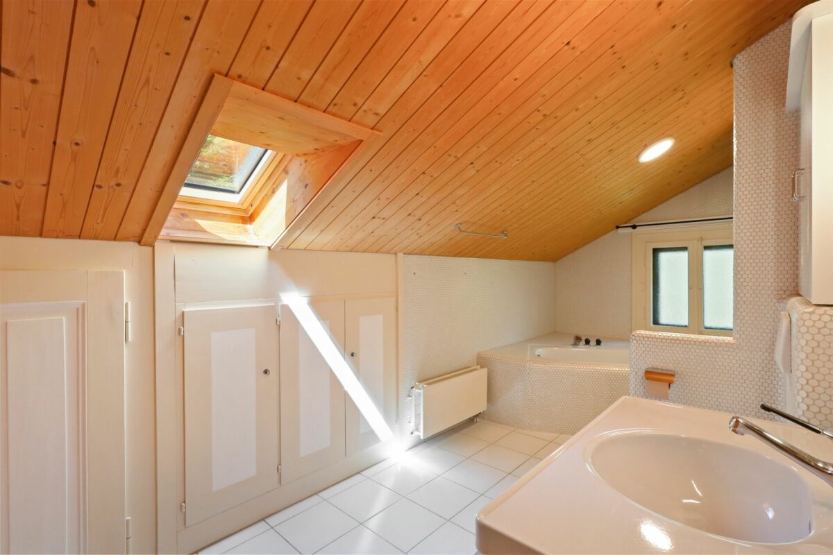 Dachgeschossbad mit Holzdecke