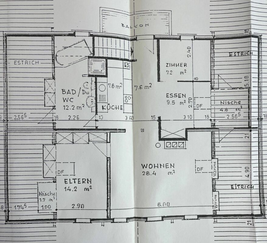 Grundriss einer Wohnung mit Balkon, Wohn-, Ess- und Schlafräumen