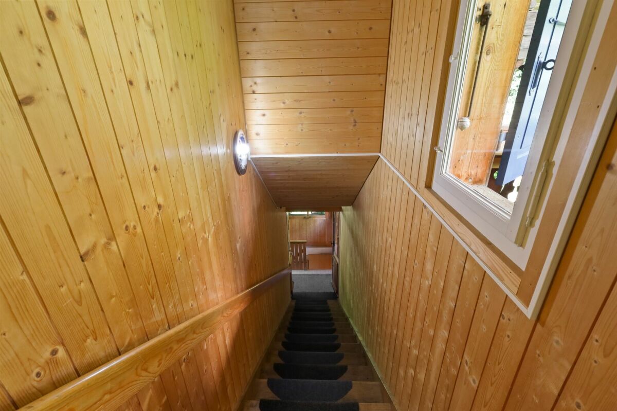 Treppenhaus mit Holzverkleidung