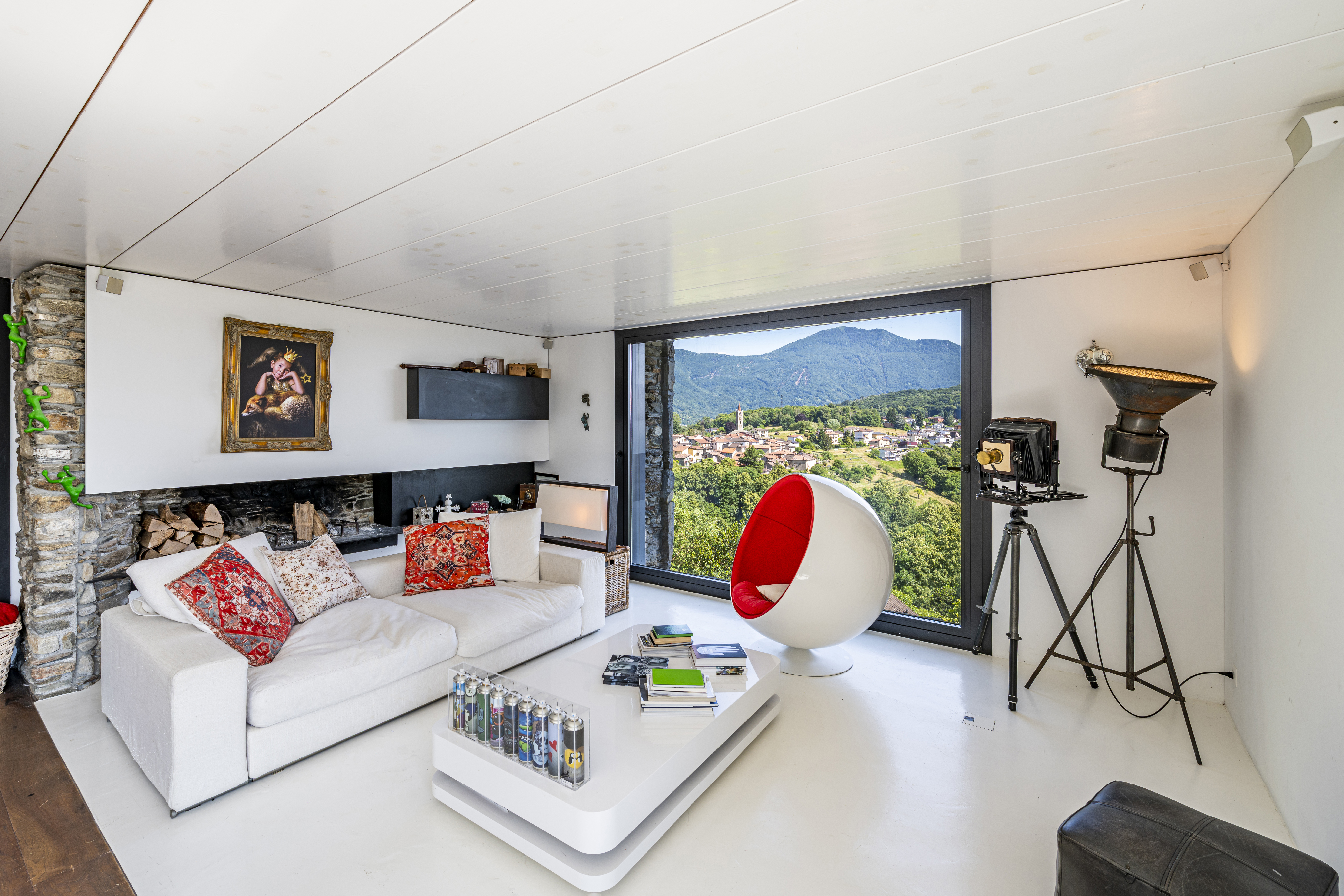 Modernes Wohnzimmer mit Panoramafenster und Bergblick