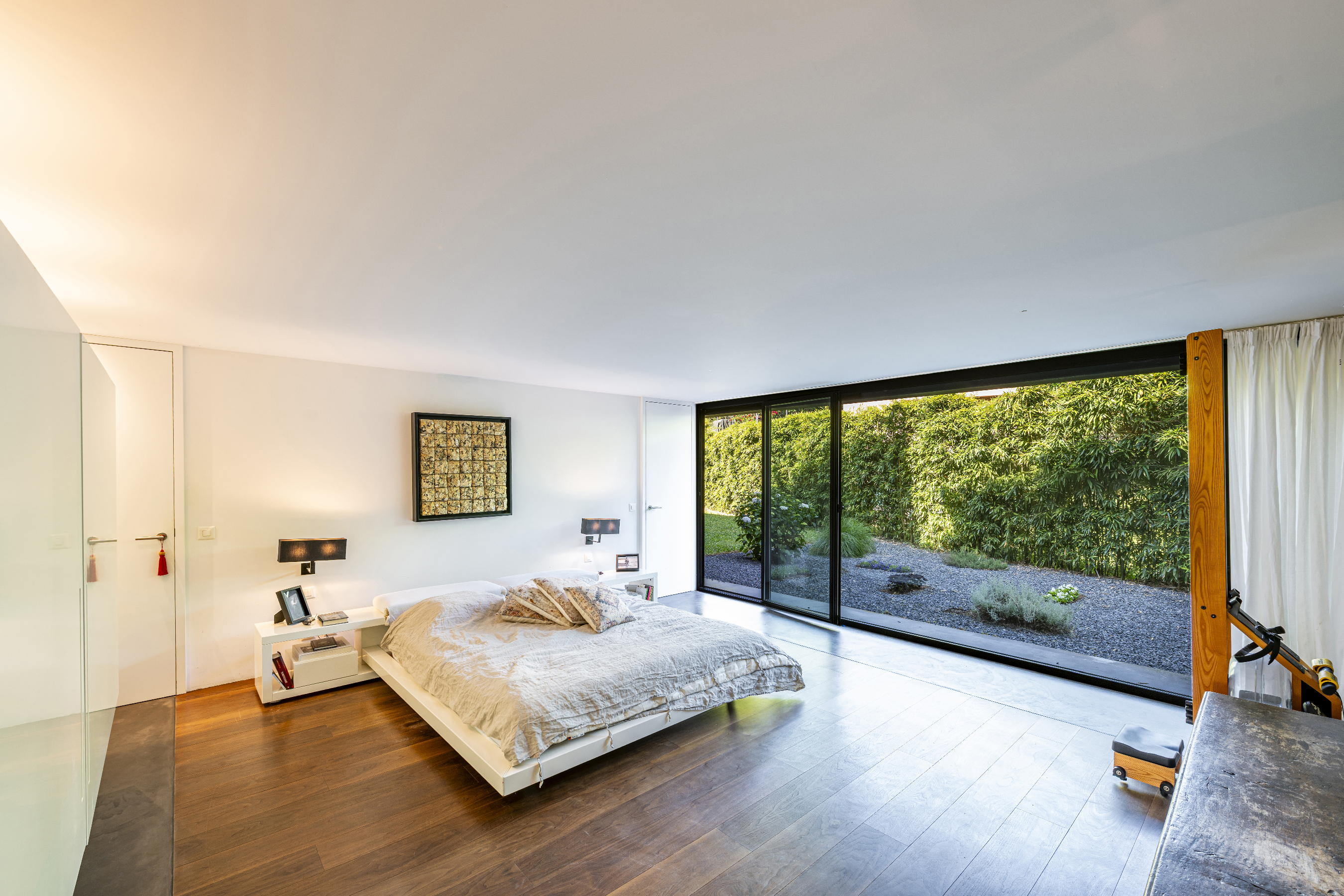 Modernes Schlafzimmer mit großem Gartenblick