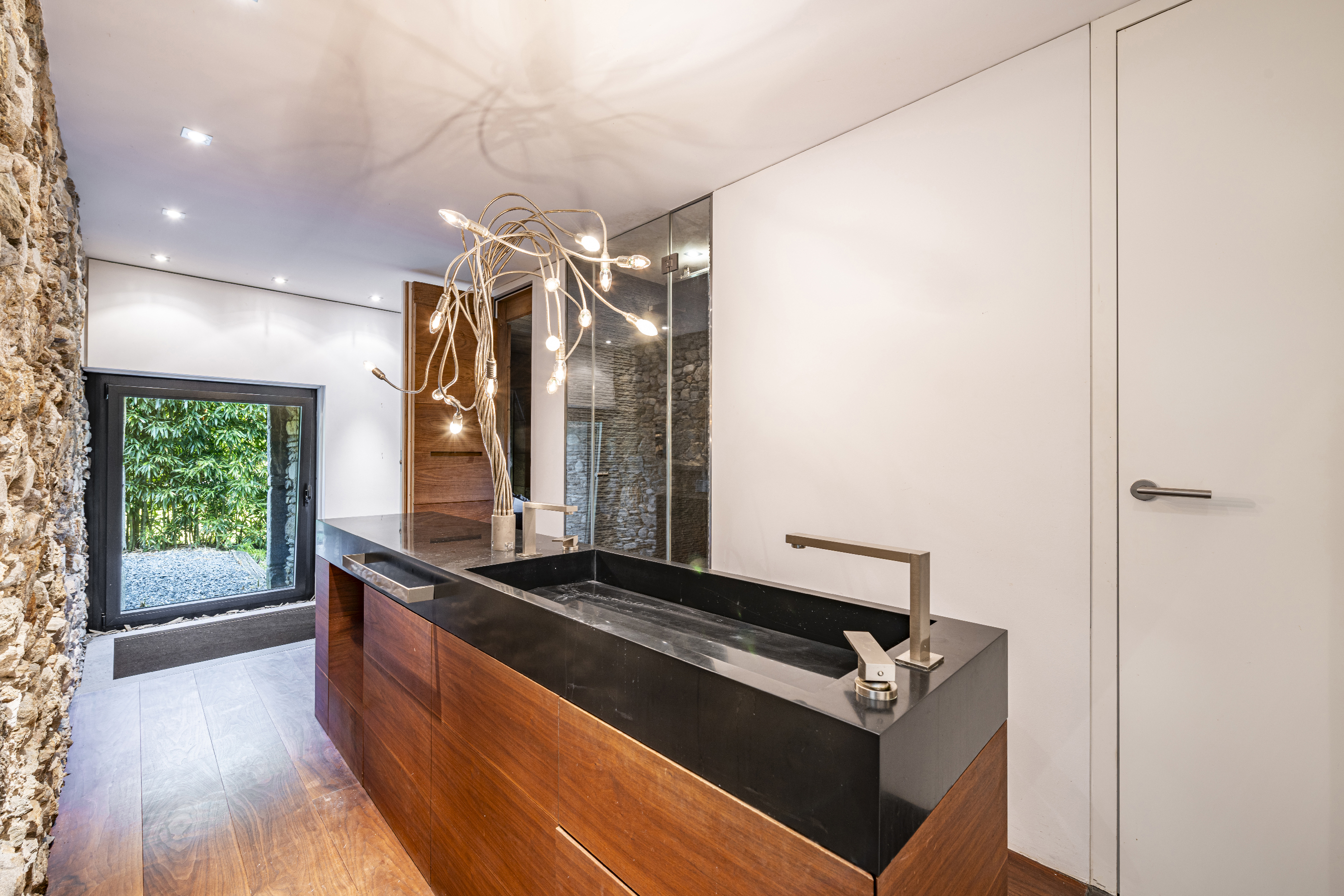 Modernes Bad mit Naturstein und Holz