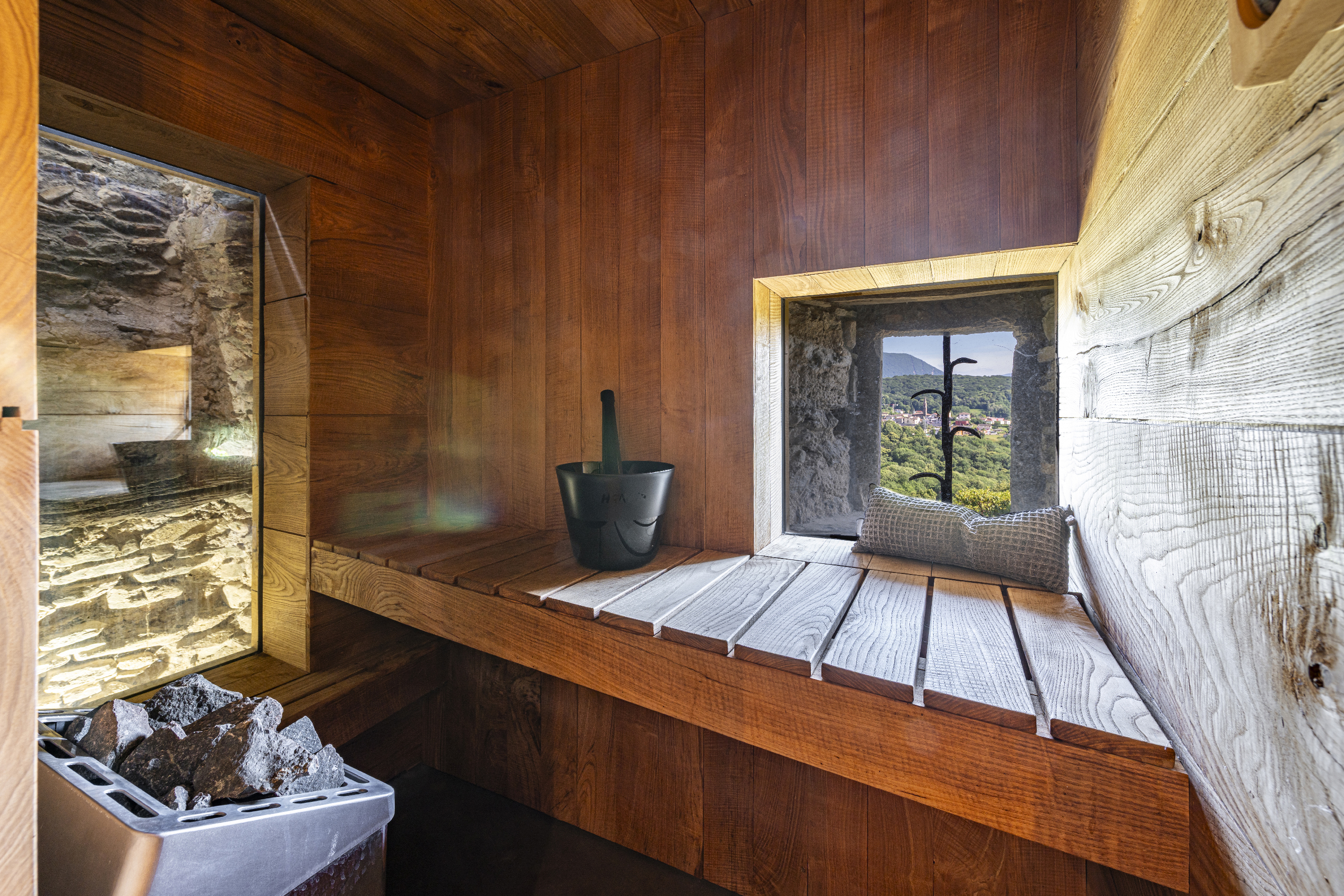 Rustikale Sauna mit Holzverkleidung und Bergblick