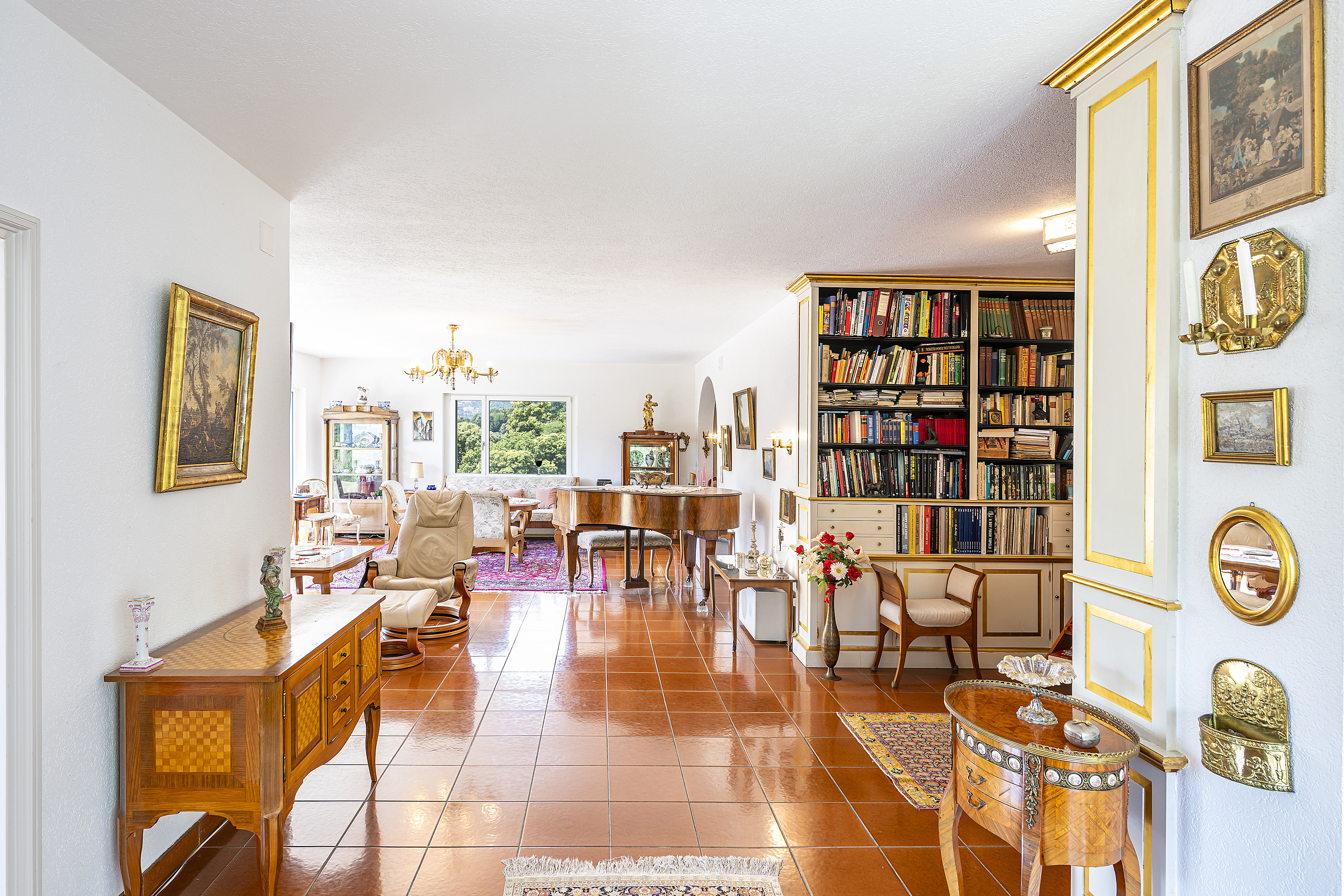 Elegantes Wohnzimmer mit Bibliothek und Klavier