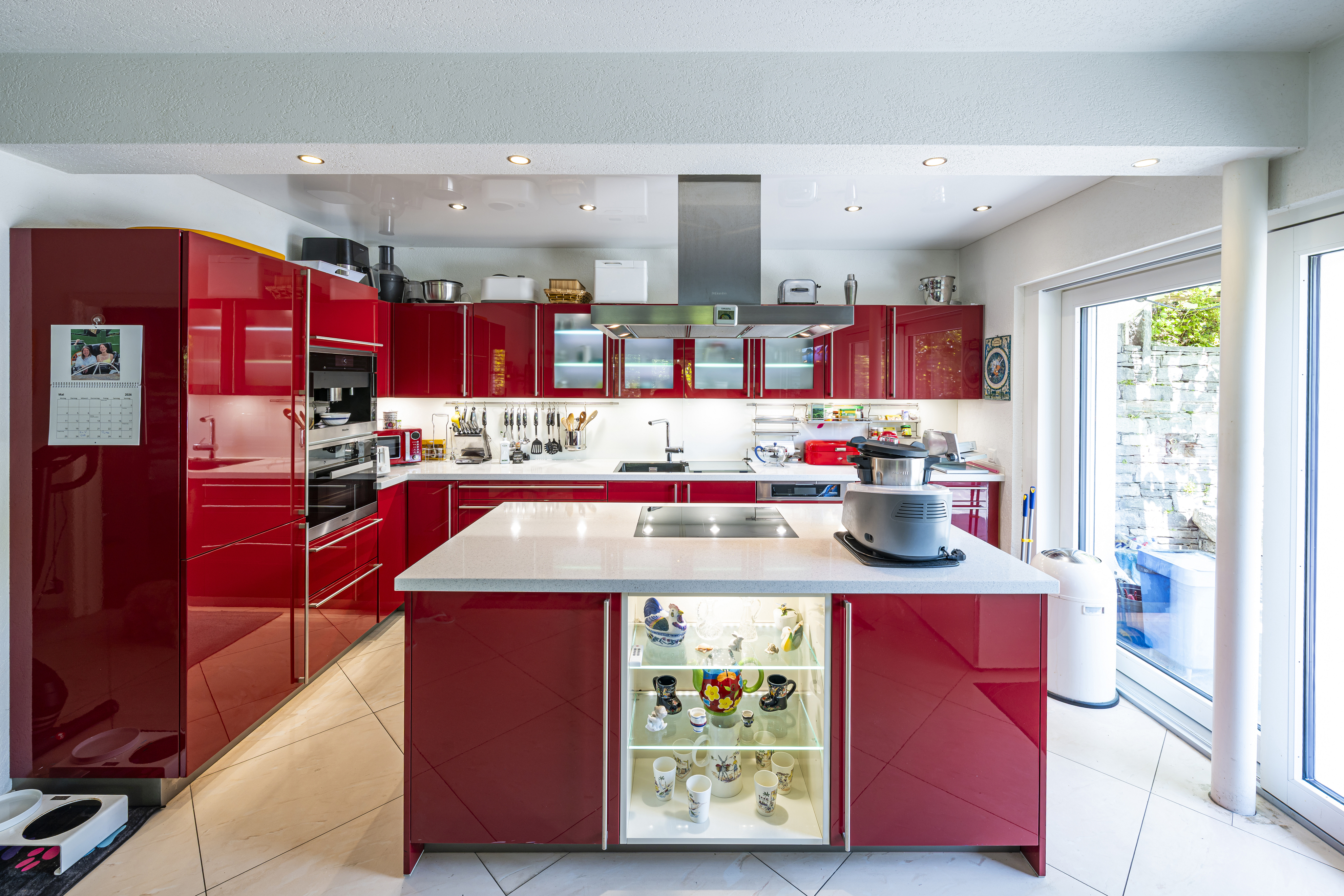 Moderne rote Designküche mit Kochinsel