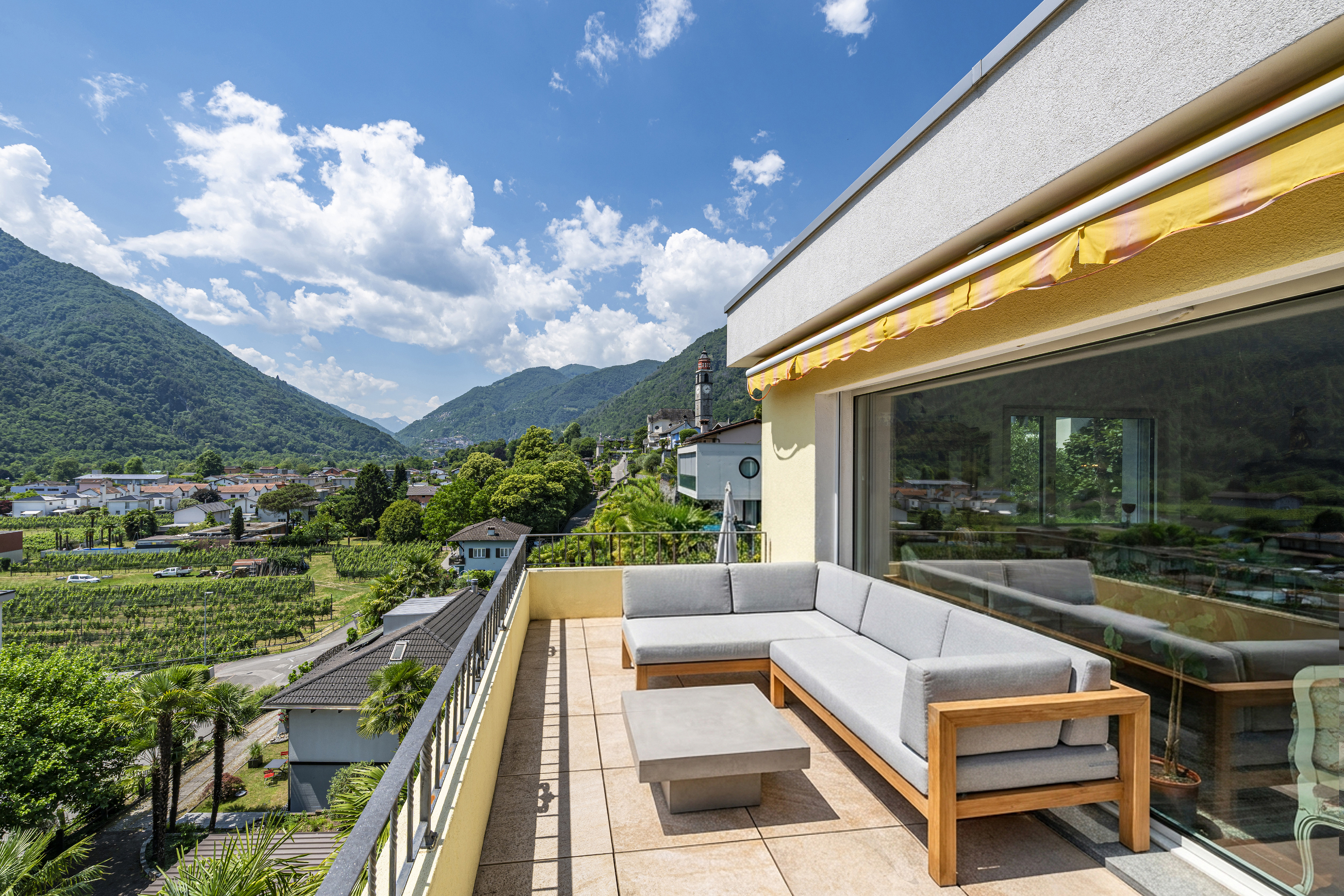 Balkon mit Bergblick