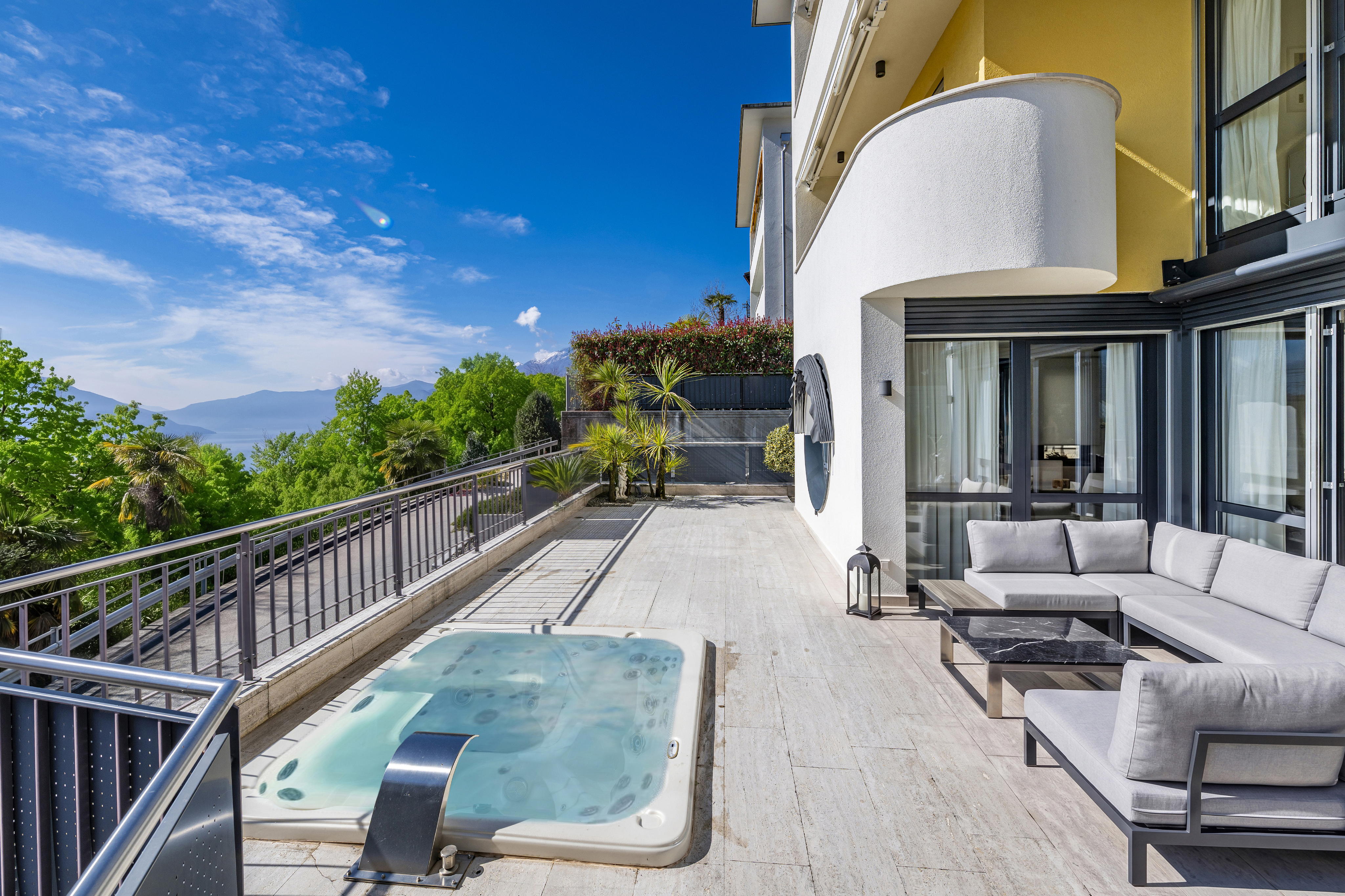 Terrasse mit Whirlpool und Bergblick