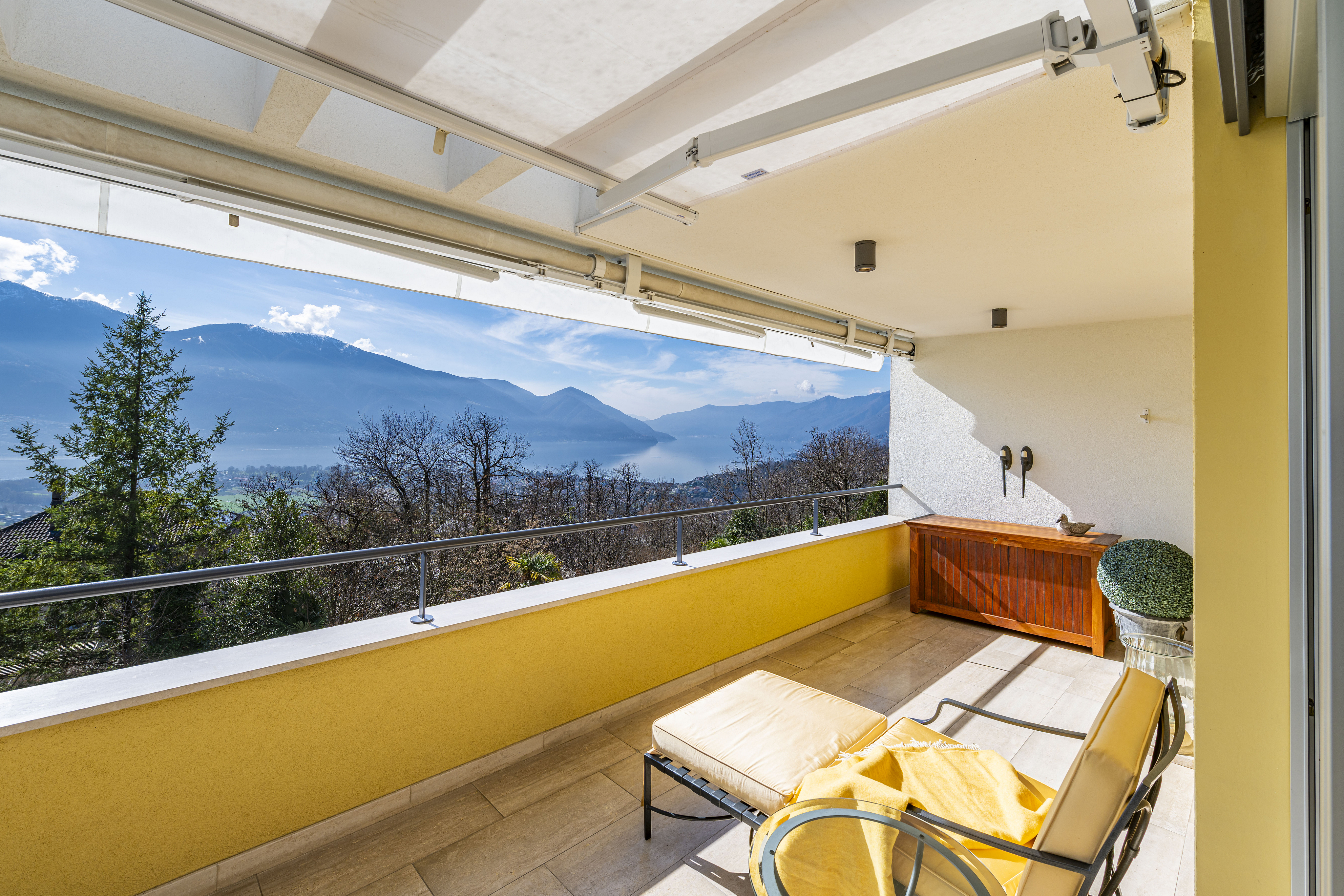 Überdachter Balkon mit Berg- und Seeblick