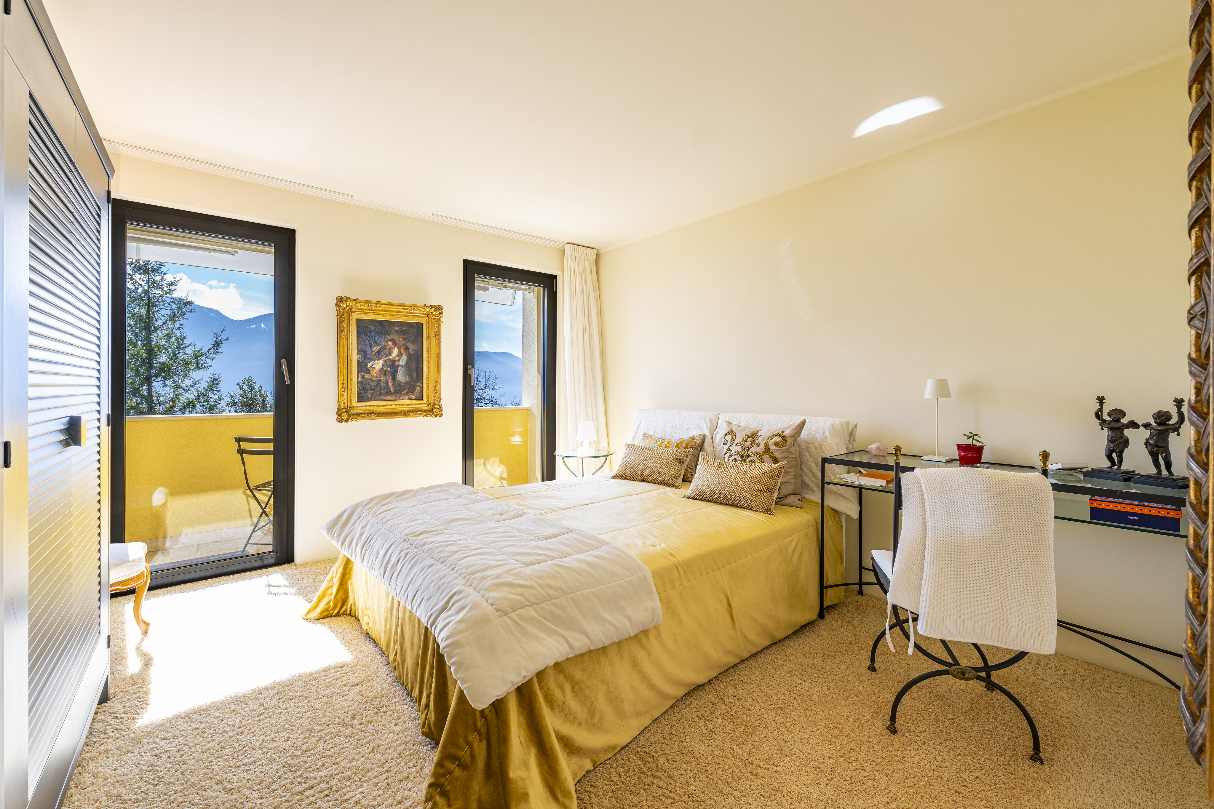 Helles Schlafzimmer mit Balkonblick und Bergpanorama