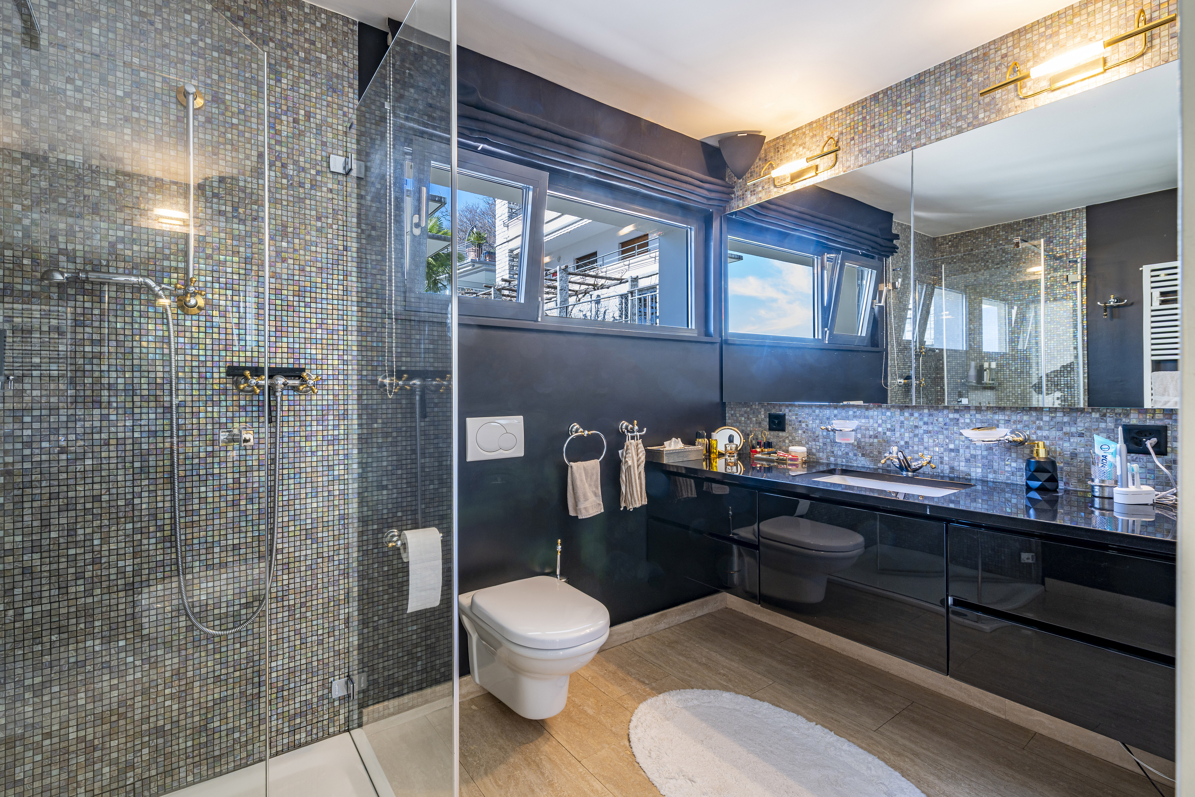 Modernes Badezimmer mit begehbarer Dusche