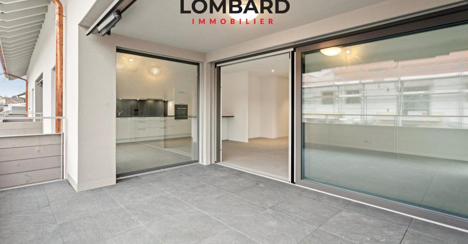 Überdachte Terrasse mit großen Schiebeelementen