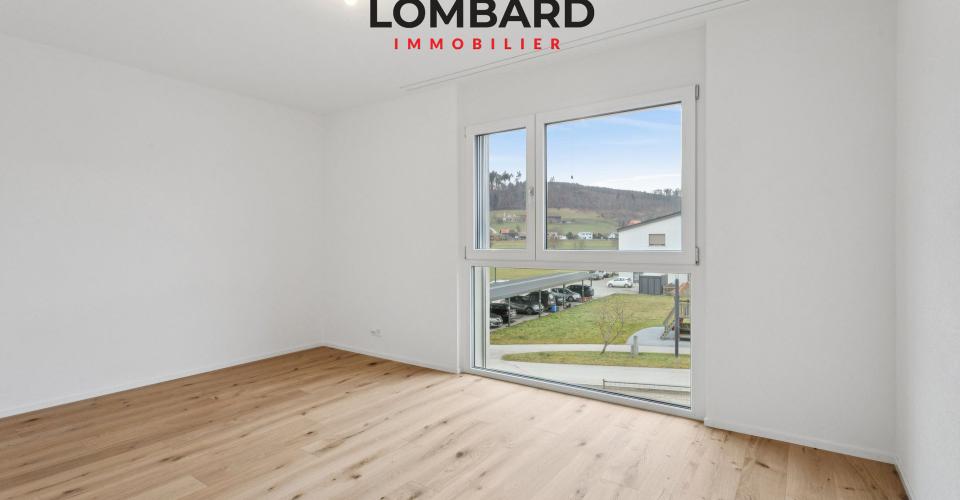 Leerer heller Raum mit großem Fenster