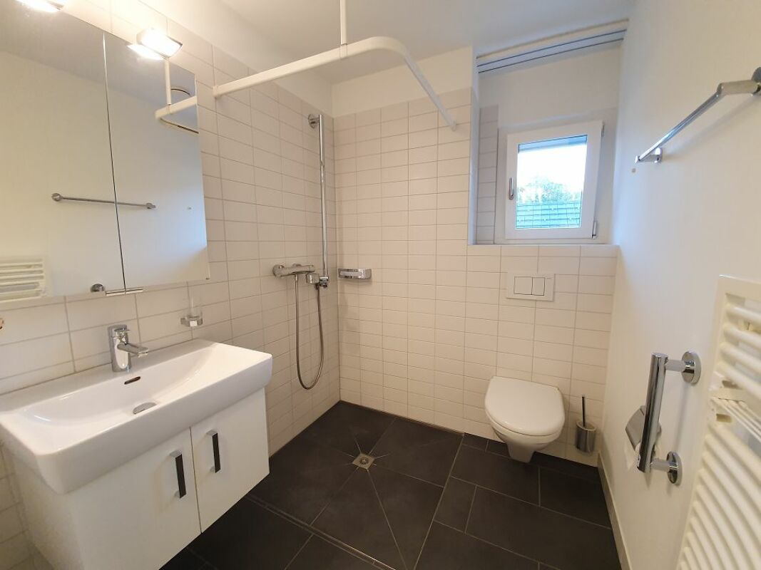 Modernes Badezimmer mit Dusche, Waschbecken und WC