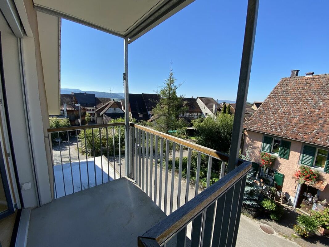 Balkon mit Blick auf Wohngebiet