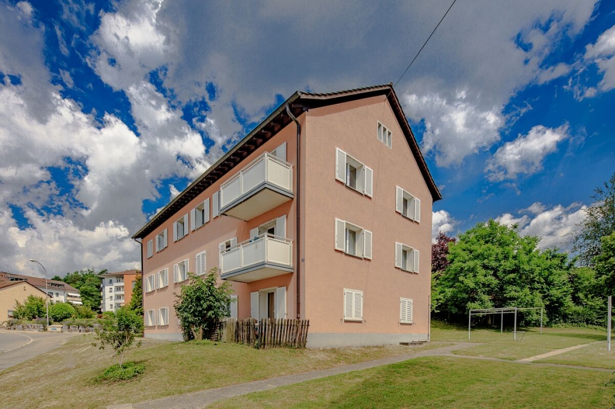 Mehrfamilienhaus mit Putzfassade und Balkonen