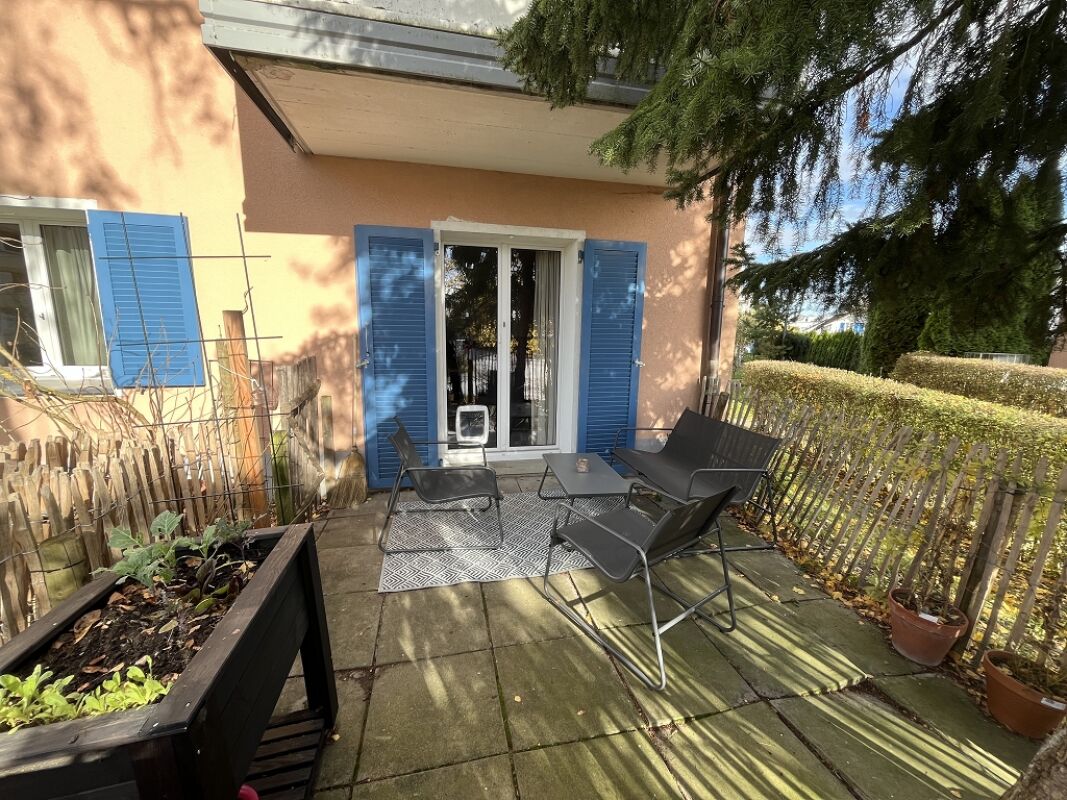 Terrasse mit Sitzgruppe vor Hausfassade