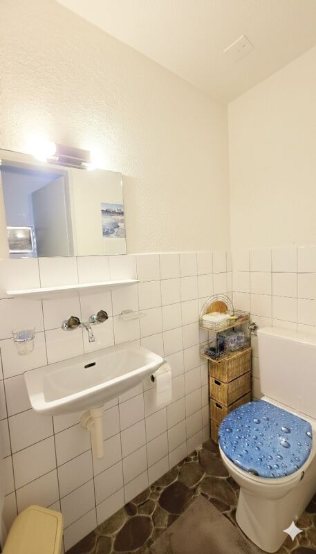 Kleines Gäste-WC mit Waschtisch und WC