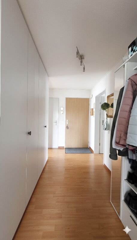 Langer heller Flur mit Garderobe