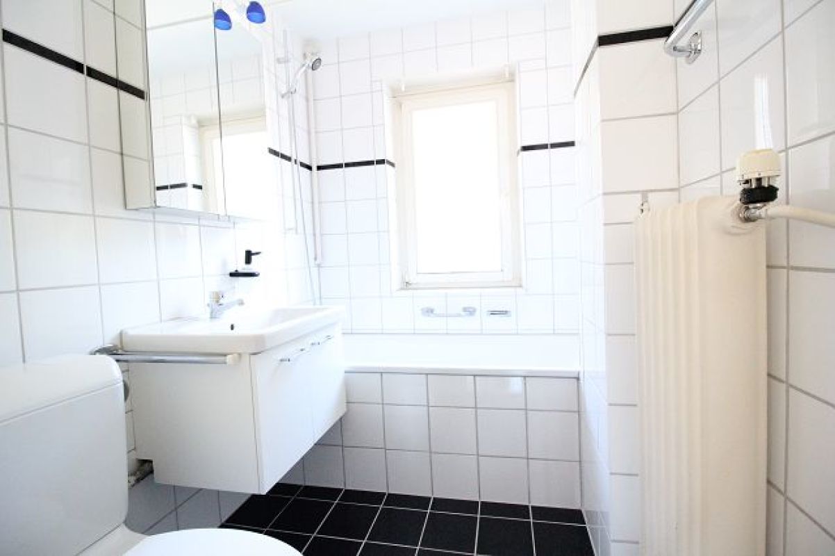 Modernes kleines Badezimmer mit weißer Fliesenverkleidung